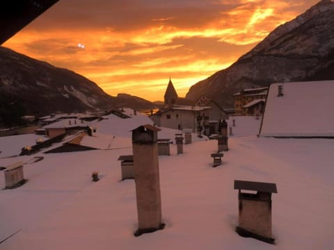 Natural landscape, Winter, View (from property/room), Living room, Dining area, On site, City view, City view, Lake view, Lake view, Landmark view, Mountain view, Mountain view, Sunset