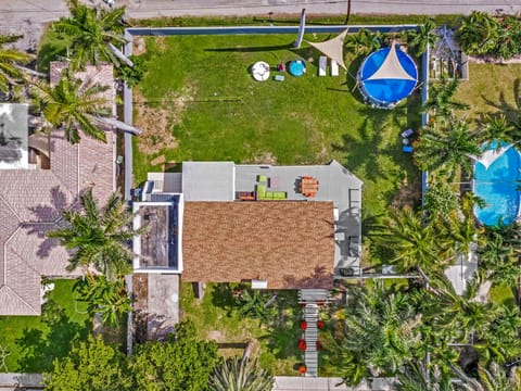 SuperVilla - 3BR 2BA - Jacuzzi and Pool - Walk to beach Villa in Hollywood Beach