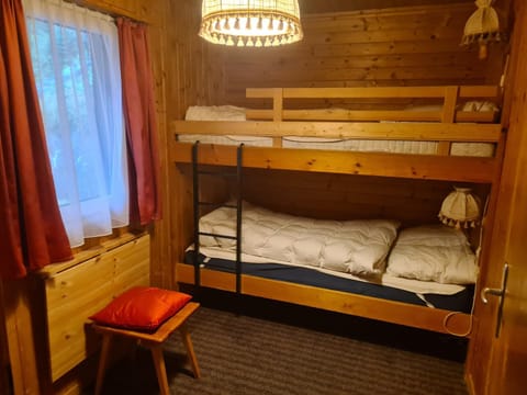 Bedroom, bunk bed