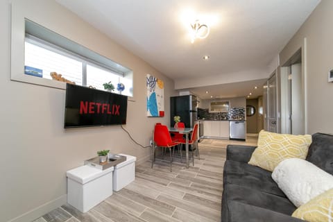 Stylish Chic Home - King Bed - Free Parking & Netflix - Fast Wi-Fi - Long Stays Welcome Haus in Edmonton