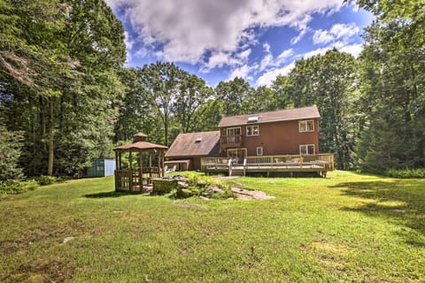 Modern Catskills Escape on 25 Acres with Deck! Casa in Mamakating