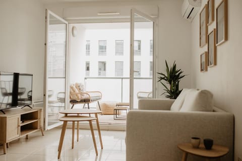 TV and multimedia, Balcony/Terrace, Living room, Seating area, air conditioner