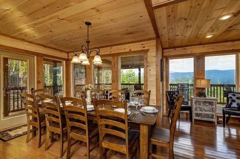 Majestic Mountain View - 4 Bedrooms, 4,5 Baths, Sleeps 12 cabin Haus in Pigeon Forge
