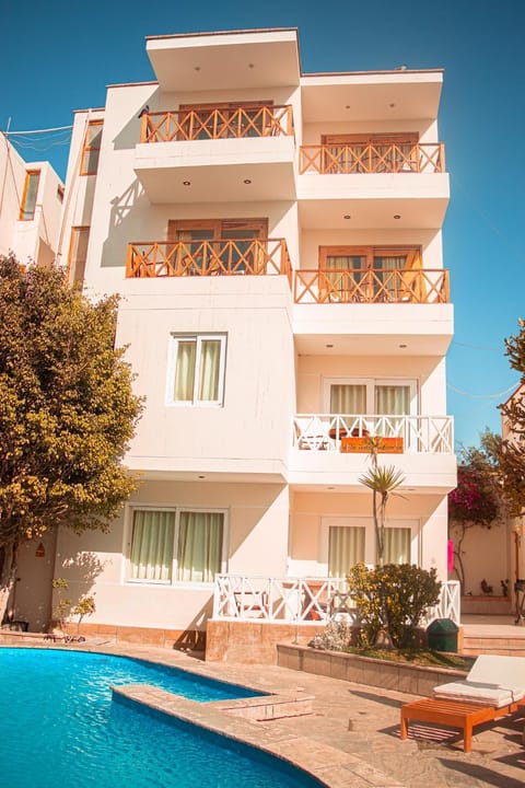 Property building, Day, Balcony/Terrace