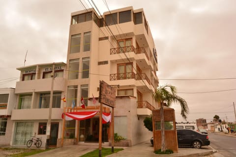 Property building, Day, Neighbourhood, Street view, Location, Parking