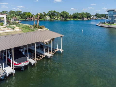 Lakeside Luxury Villa with Swimming Pool, Boat Lift House in Kingsland