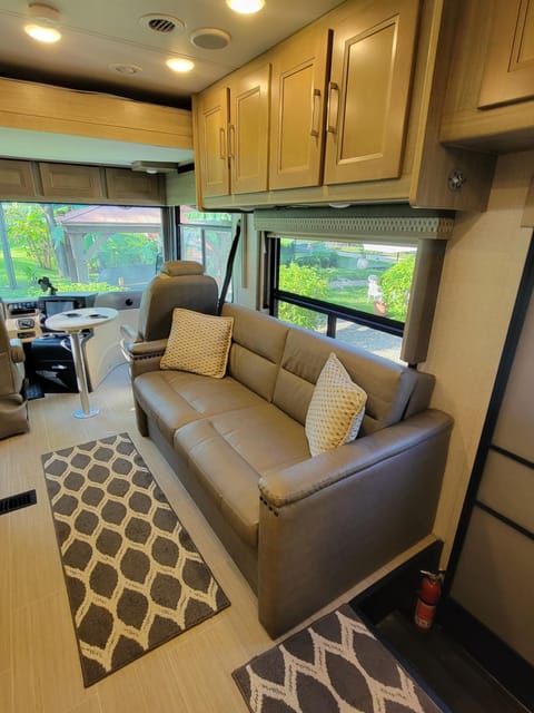 River Safaris New Class A Motorcoach Homosassa with River Accessibility Bed and Breakfast in Homosassa