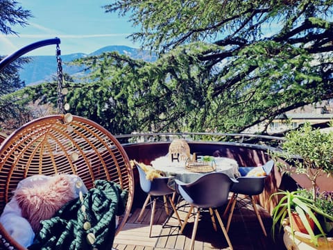 Seating area, Dining area, Mountain view
