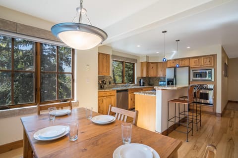 Kitchen or kitchenette, Dining area