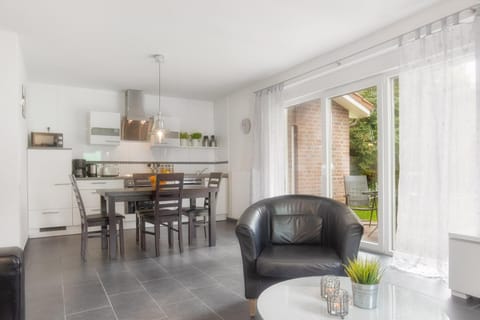 Seating area, Dining area, kitchen