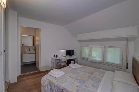 Bed, TV and multimedia, Bedroom