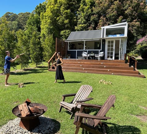 Property building, Day, People, Natural landscape, Garden, Garden, Garden view, group of guests