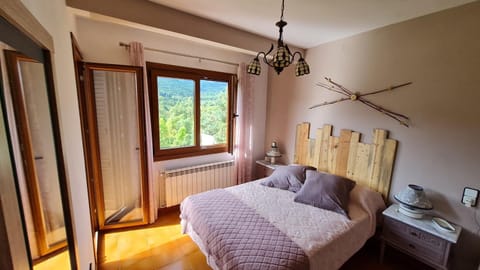 Bed, Photo of the whole room, Bedroom, Landmark view, Mountain view, internet