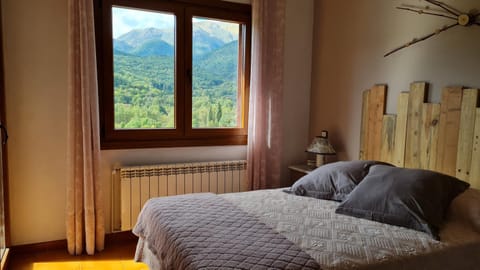 Bed, Photo of the whole room, Bedroom, Mountain view, internet