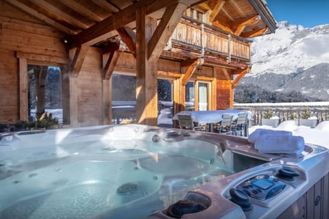 Property building, Day, Natural landscape, Winter, Hot Tub, Dining area, Mountain view