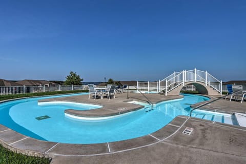 Lands End Condo with Resort Perks and Balcony! Appartamento in Osage Beach
