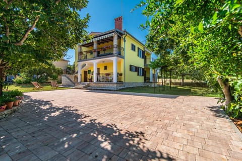 Property building, Facade/entrance, Garden, Garden view