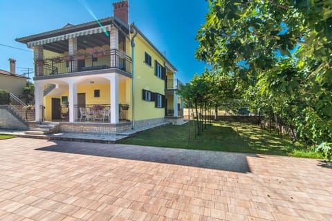 Property building, Facade/entrance, Garden, Garden view