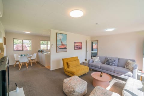 Hosts on the Coast Cosy on Cath House in Whitianga