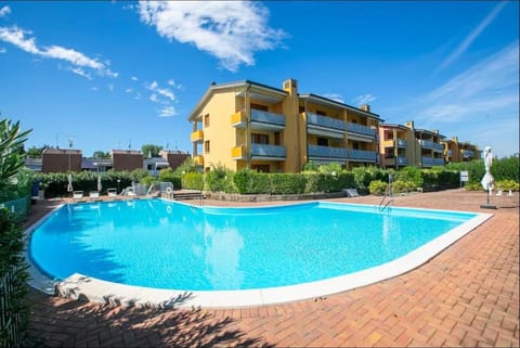 Property building, Swimming pool, sunbed