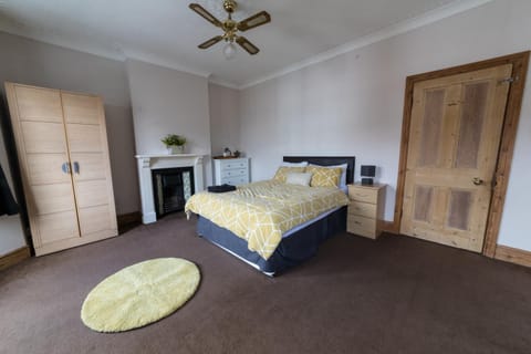 High spec team accommodation w. Super fast wifi House in Bedford