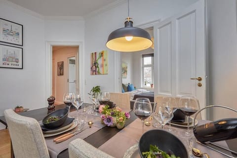 Living room, Food and drinks, Seating area, Dining area, Food, Drinks, Alcoholic drinks