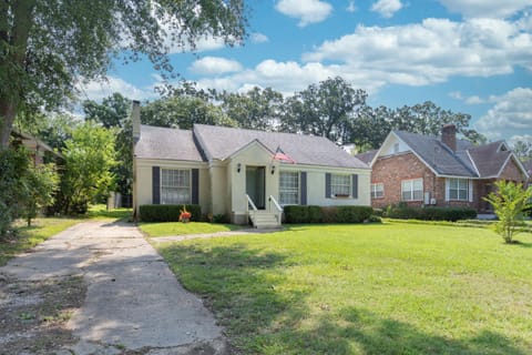Breezy like Sunday Morning- Close to Everything! House in Montgomery