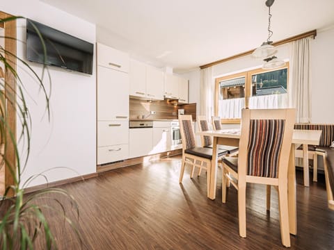 Kitchen or kitchenette, Seating area, Dining area