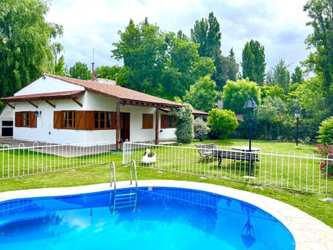 Hermosa, amplia y clasica casa en la mejor zona de chacras de coria, Mendoza, con piscina, jardin y quincho House in Luján de Cuyo