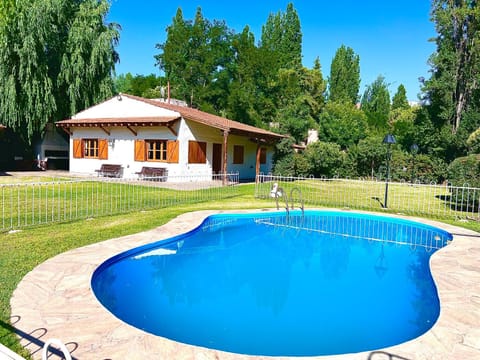 Hermosa, amplia y clasica casa en la mejor zona de chacras de coria, Mendoza, con piscina, jardin y quincho Maison in Luján de Cuyo