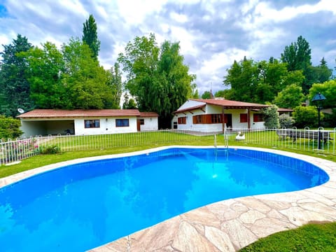 Hermosa, amplia y clasica casa en la mejor zona de chacras de coria, Mendoza, con piscina, jardin y quincho Haus in Luján de Cuyo