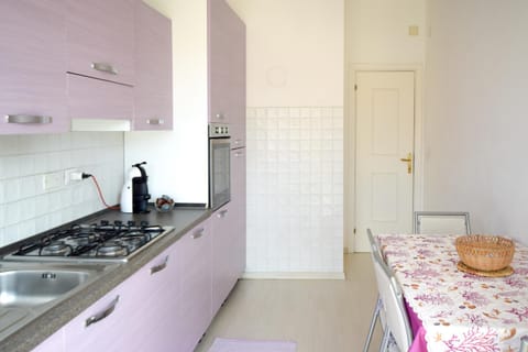 Kitchen or kitchenette, pet friendly, stove