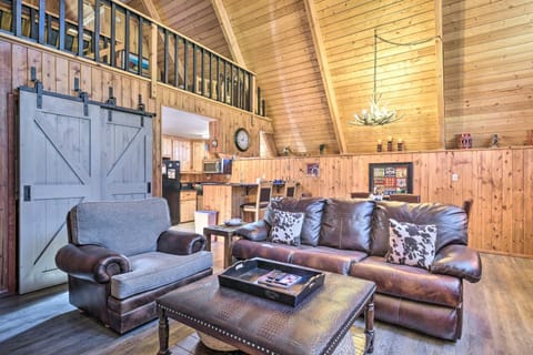 Ski-In and Ski-Out Red River Cabin with Mtn Views! House in Red River