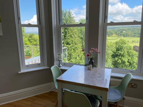 Seating area, kitchen