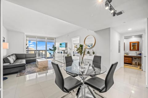 *ICONIC W ICON CONDO/ POOL&WATERVIEWS*FREESPA* Apartment in Brickell