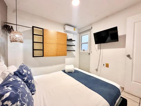 TV and multimedia, Photo of the whole room, Bedroom, air conditioner