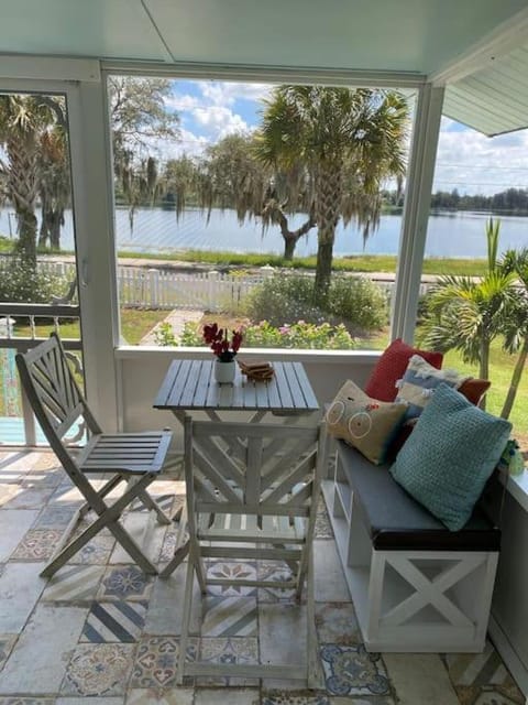 Charming 1935 Florida Cottage overlooking Lake Tulane House in Avon Park