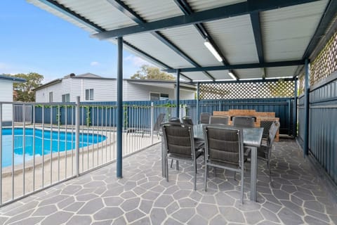 Great Entertainer Heated Pool Fireplace Firepit House in Cessnock