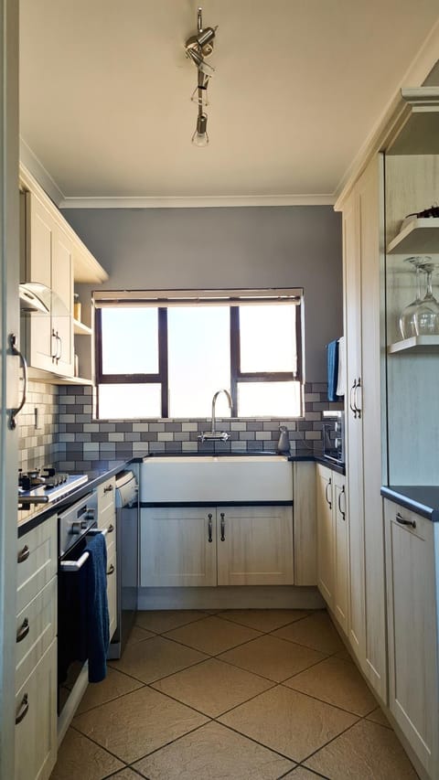 Kitchen or kitchenette, dishwasher, stove