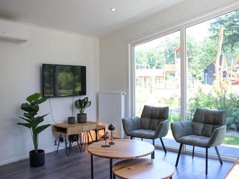 Modern chalet with AC, located at a playground Haus in Hoenderloo