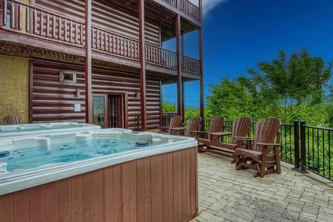 Serenity Mountain Pool Lodge Haus in Sevierville
