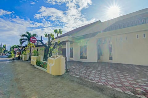 Super OYO Capital O 90643 Suri Guest House Syariah Hotel in Padang
