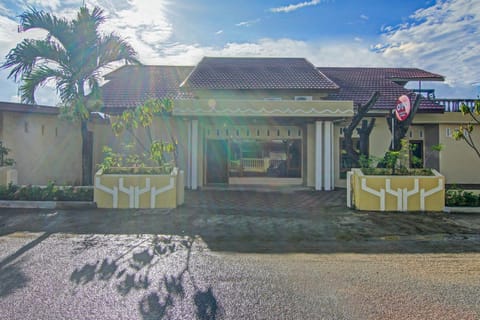 Capital O 90643 Suri Guest House Syariah Hotel in Padang