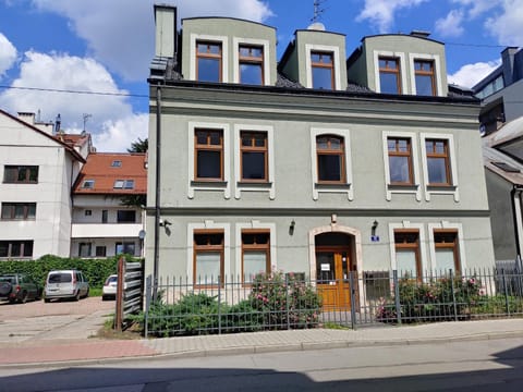 Property building, Day, Neighbourhood, Street view, Parking