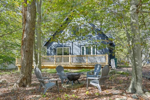 Modern Poconos Chalet with Private Hot Tub, Fire Pit House in Coolbaugh Township