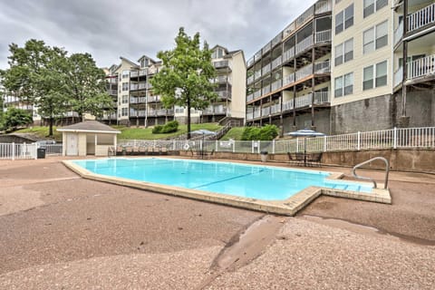 Lake of the Ozarks Home with Balcony and Grill! Condominio in Osage Beach