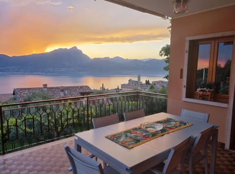 Balcony/Terrace, Living room, Lake view, Sunset