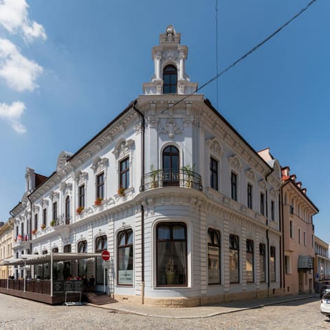 Property building, Day, Street view, Location