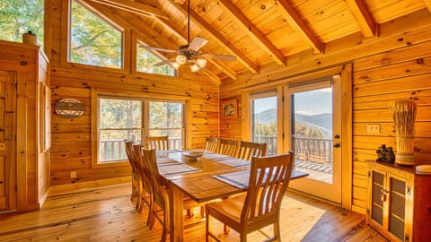 Luxury Log Cabin Heart of Maggie Valley! House in Maggie Valley