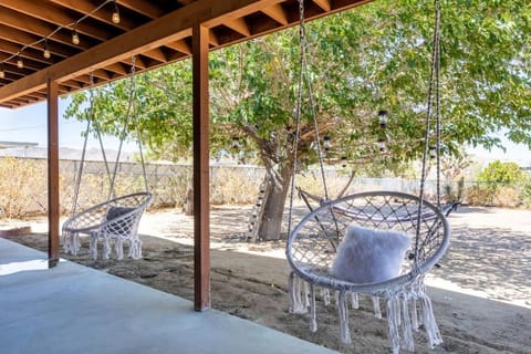 Joshua Tree - Skyview Ranch Hot Tub & Glamping House in Yucca Valley